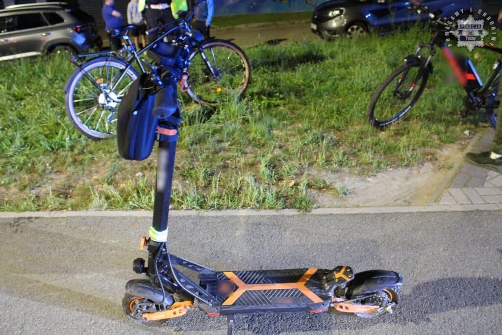 Zderzenie dwóch „elektryków” w Tychach. E-rower vs. e-hulajnoga fot. Policja