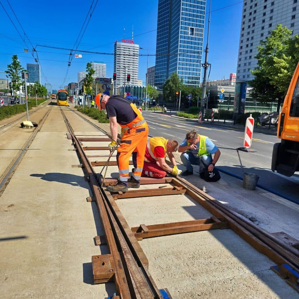 Rozjazd nakładkowy w centrum Warszawy