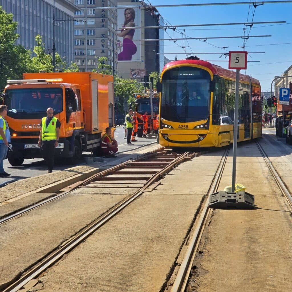 Rozjazd nakładkowy w centrum Warszawy