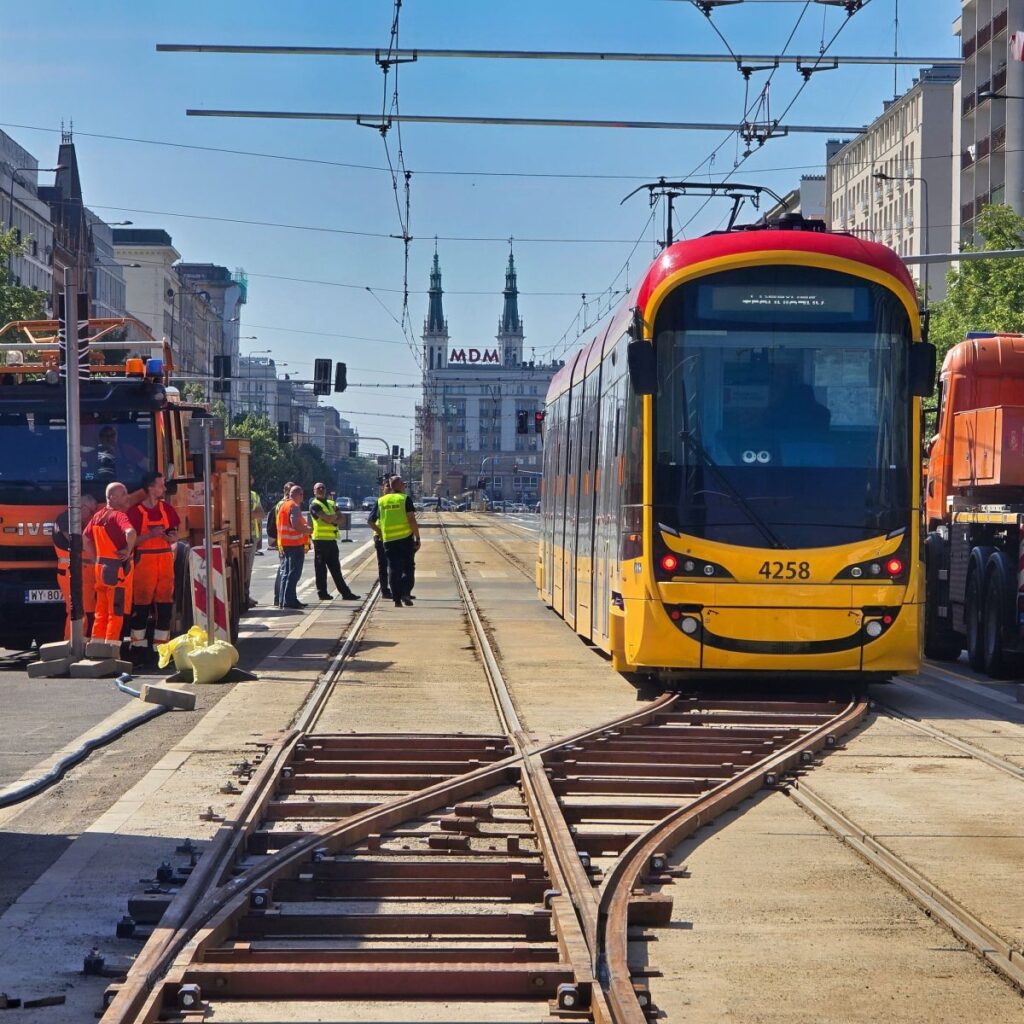 Rozjazd nakładkowy w centrum Warszawy