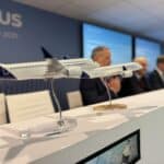 Podczas #ParisAirShow LOT Polish Airlines podpisały umowę na dostawę 8️⃣4️⃣ nowych samolotów regionalnych! Ta transakcja w praktyce podwaja flotę PLL LOT w perspektywie 2035 roku.
