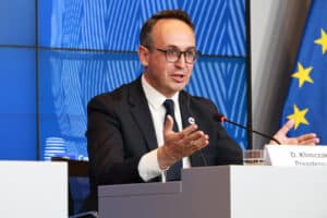 UE/ Klimczak: państwa uzgodniły zmiany w prawach pasażerów linii lotniczych