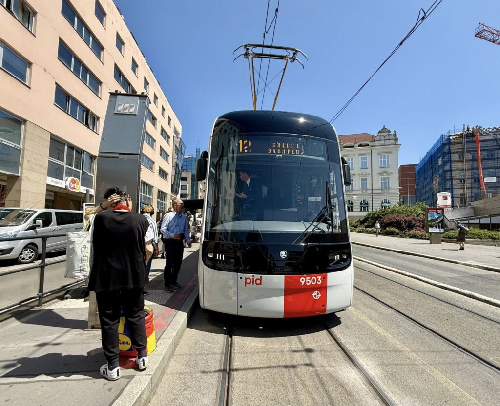Pierwsi pasażerowie pojechali tramwajem Skoda 52T foto: DPP Praha