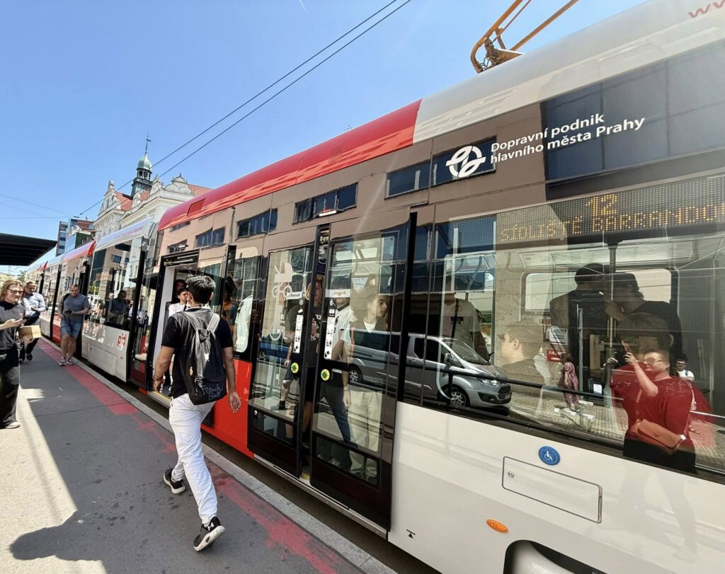 Pierwszy kurs tramwaju Skoda 52T/foto: DPP Praha