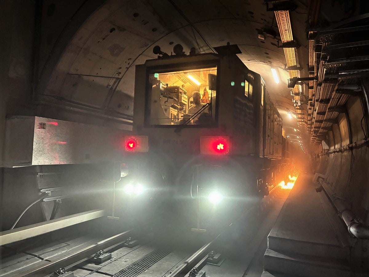 Infotram - Specjalny pociąg szlifuje tory w warszawskim metrze