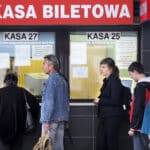 Coraz więcej biletów kolejowych kupujemy online, kasy stacjonarne tracą klientów