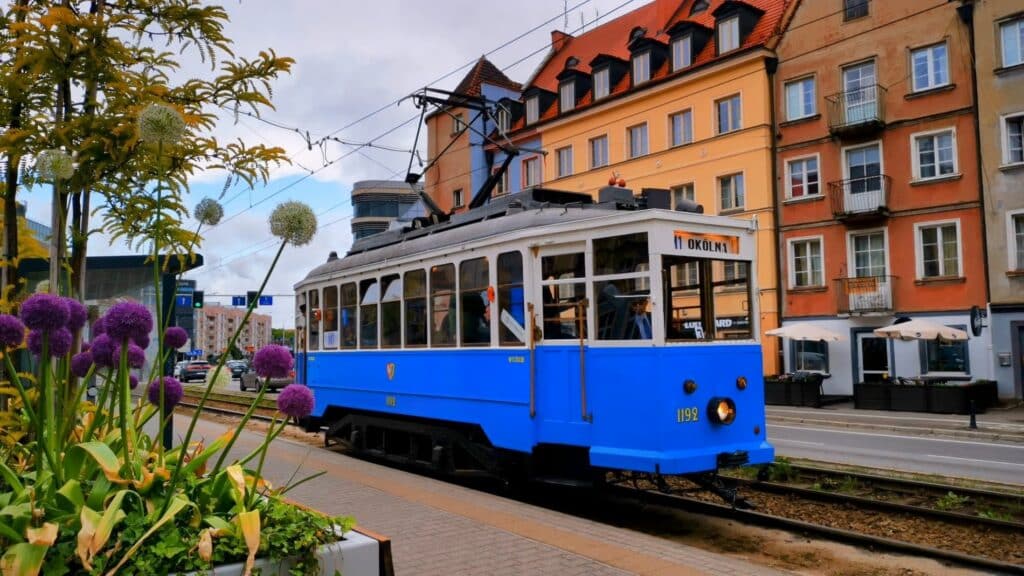 Wrocław w trybie wakacyjnym – nowe rozkłady, zawieszenia i… podróż w czasie z zabytkowym taborem  fot. KSTM