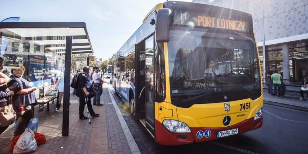Wrocław w trybie wakacyjnym – nowe rozkłady, zawieszenia i... podróż w czasie z zabytkowym taborem