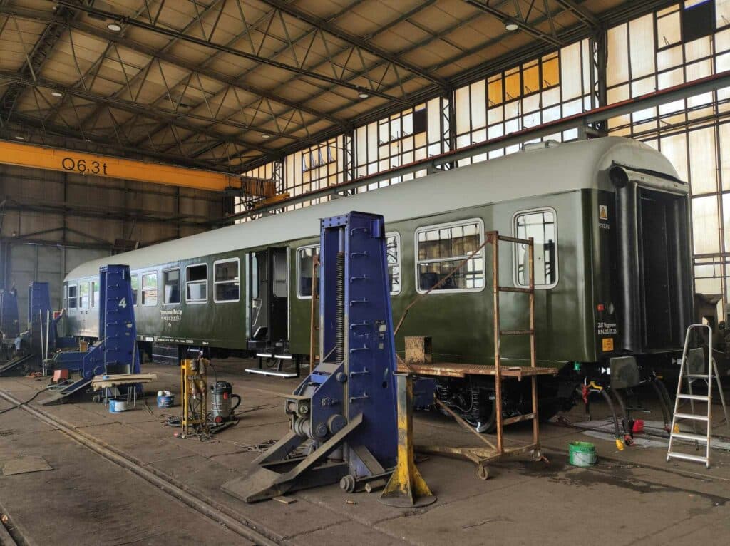 Oliwkowy wagon 120A wrócił na trasę po naprawie P4 foto: Parowozownia Wolsztyn