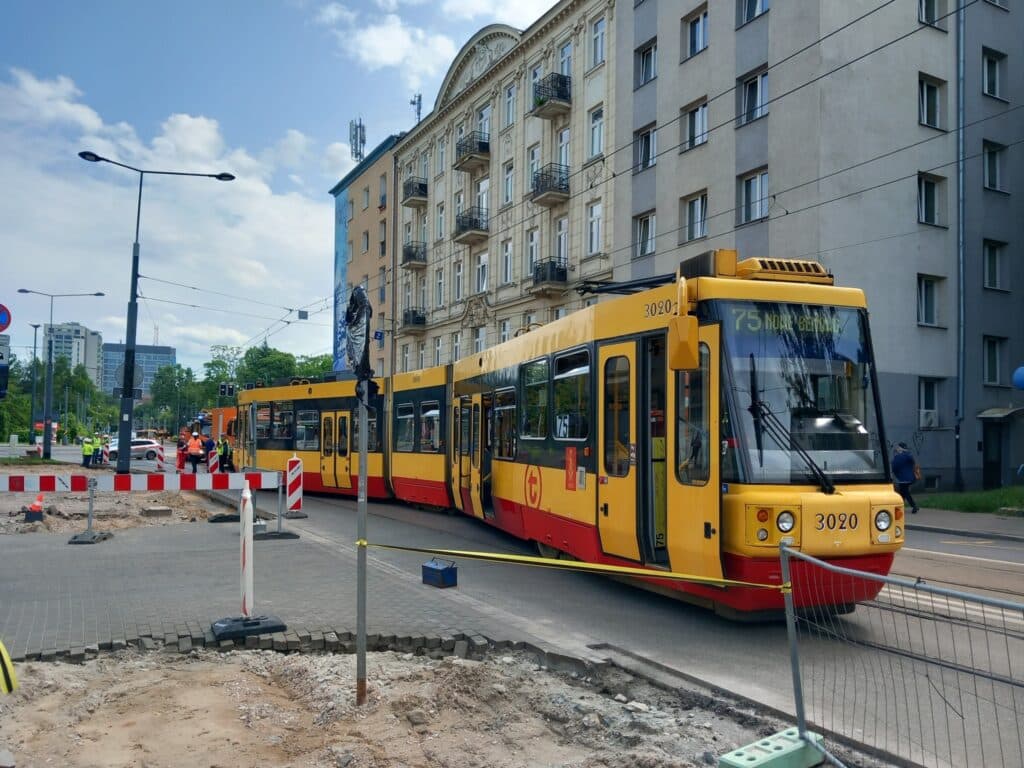 Wykolejenie tramwaju na Woli. Duże utrudnienia dla pasażerów i kierowców
