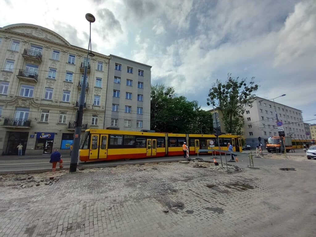 Wykolejenie tramwaju na Woli. Duże utrudnienia dla pasażerów i kierowców