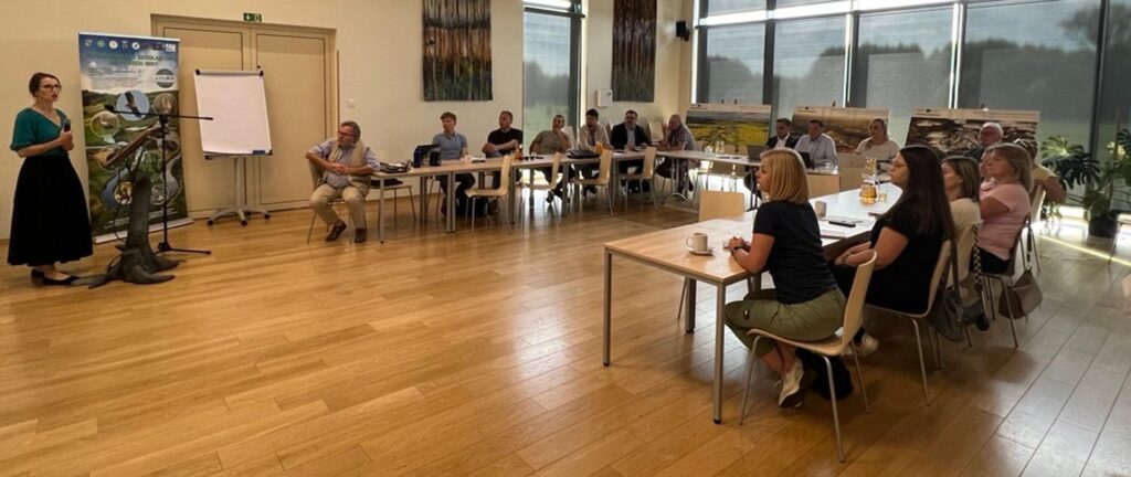 W dniach 24-26 czerwca 2025 roku w Ośrodku Edukacji Przyrodniczej w Umianowicach odbywają się warsztaty studyjne poświęcone wymianie doświadczeń w zakresie realizacji działań renaturyzacyjnych. Organizatorem wydarzenia jest Państwowe Gospodarstwo Wodne Wody Polskie i Instytut Meteorologii i Gospodarki Wodnej - PIB, we współpracy z Zespołem Świętokrzyskich i Nadnidziańskich Parków Krajobrazowych.