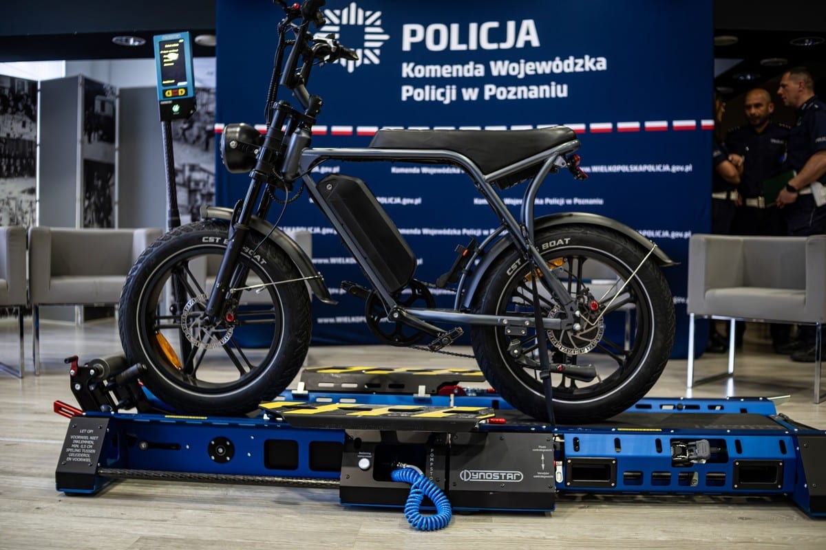 Infobike - Poznańska policja wprowadza mobilną hamownię. Do elektrycznych rowerów i hulajnóg [ZDJĘCIA]