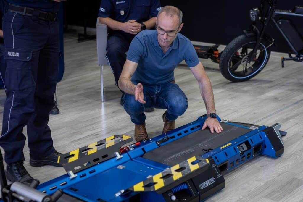 Poznańska policja wprowadza mobilną hamownię. Do elektrycznych rowerów i hulajnóg [ZDJĘCIA] / fot. Policja Wielkopolska