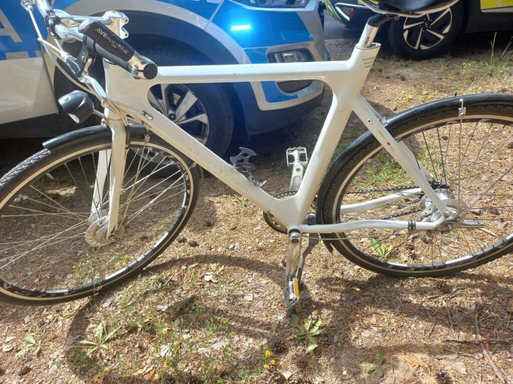 Kilka minut później na miejsce przyjechał jego 42-letni kolega, również nietrzeźwy, jadący hulajnogą elektryczną.