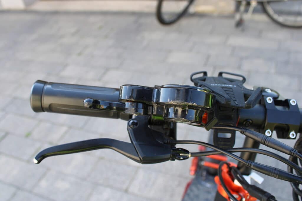 Zbliżenie na kierownicę hulajnogi elektrycznej lub roweru.