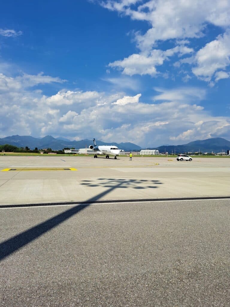 Tragedia na lotnisku w Bergamo – mężczyzna wessany przez silnik samolotu fot. Milan Bergamo Airport