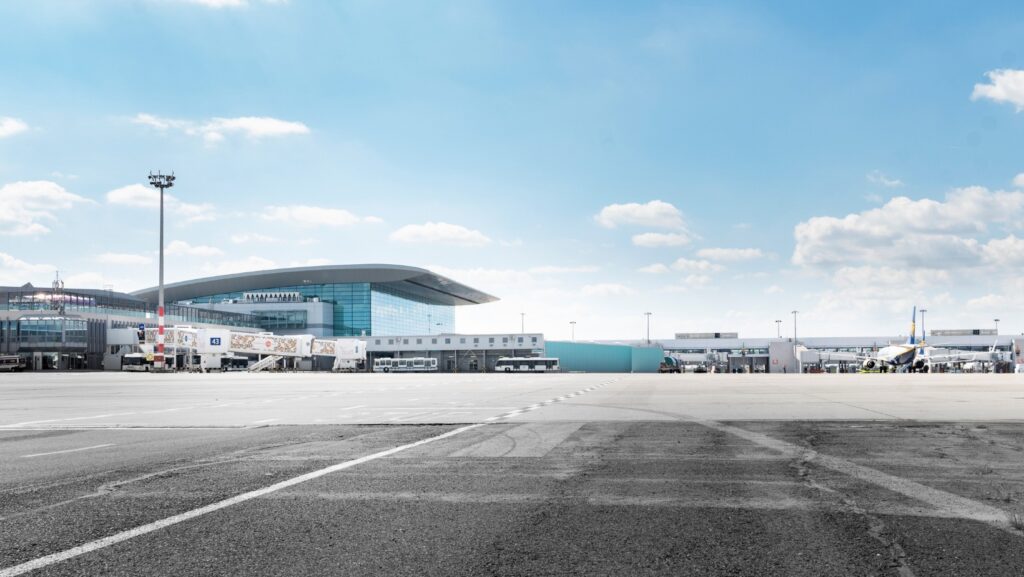 Węgierskie lotnisko w Budapeszcie sparaliżowane przez burzę – trwa ocena szkód fot. Budapest Airport