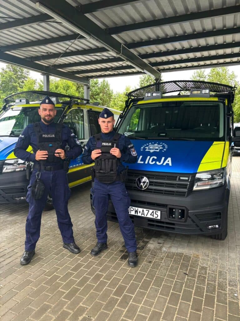 Policjanci i kierowca autobusu uratowali życie mężczyzny w Koszalinie. Defibrylatory mają sens