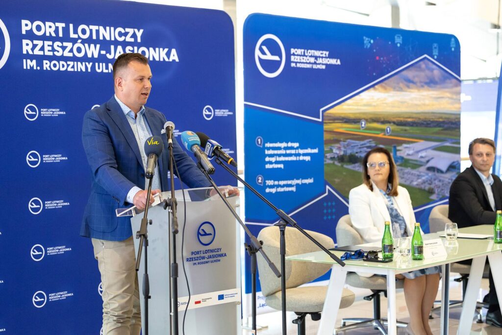 Rzeszowskie lotnisko przebudowuje pas startowy: zakończenie prac już we wrześniu fot. port lotniczy Rzeszów Jasionka