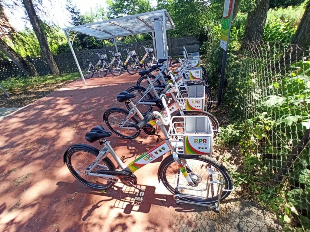 "Budowa infrastruktury rowerowej jako alternatywny sposób komunikacji na obszarze powiatu rawickiego” do projektu dołączyły cztery stacje,