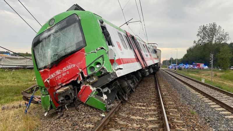 EN57AL-1536 mocno rozbity po zderzeniu z ciężarówką i wykolejeniu. Straty na taborze to 2 mln zł foto: Straż Pożarna