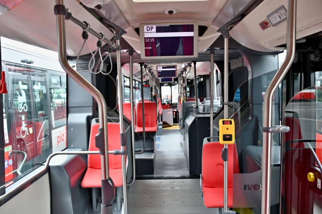 Pierwsze takie autobusy w Pradze: Iveco Urbanway Hybrid 18M w Hostivař / Fot: DPP - Zdeněk Bek