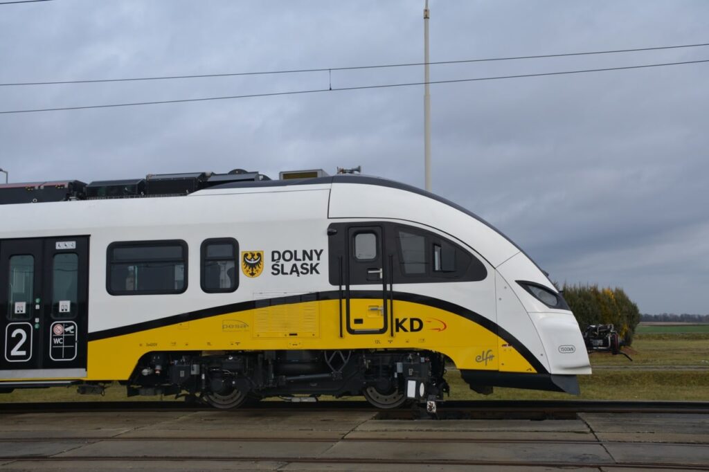 Koleje Dolnośląskie kupują kolejne Elfy. Od PESY