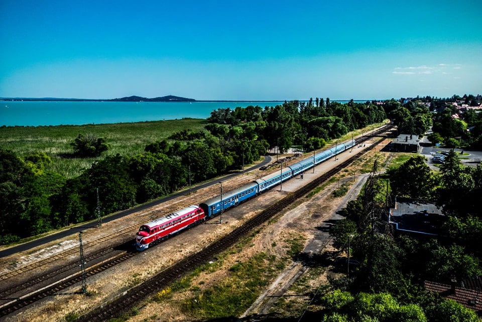 Węgierskie Koleje uruchomiły sezonowe połączenia nad Balaton. Pojedzie lokomotywa historyczna Nohab