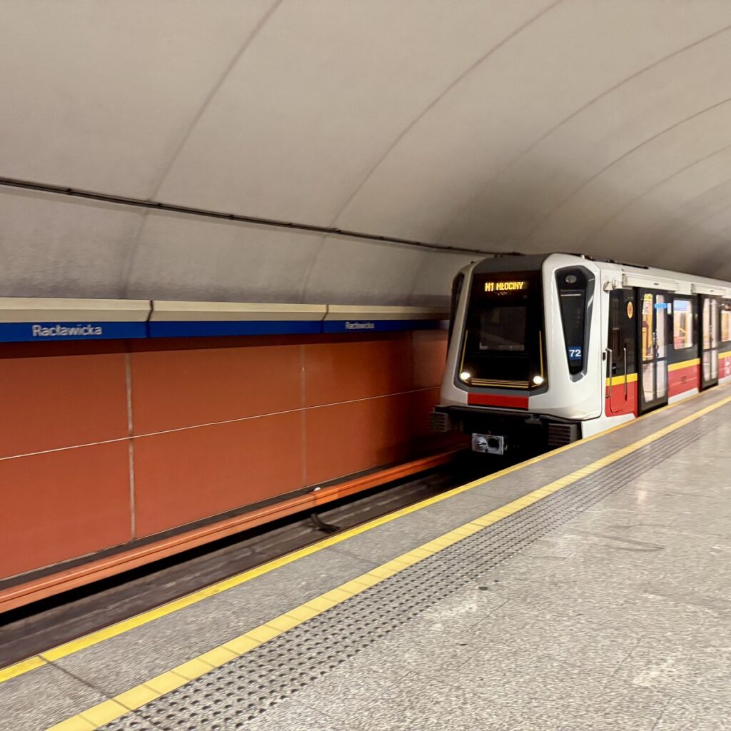 Stacja metra Racławicka ponownie otwarta. Więcej pociągów na linii M1 foto: UM Warszawa
