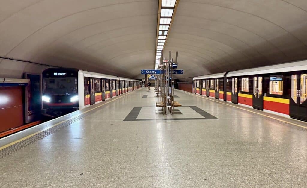 Stacja metra Racławicka ponownie otwarta. Więcej pociągów na linii M1 foto: UM Warszawa