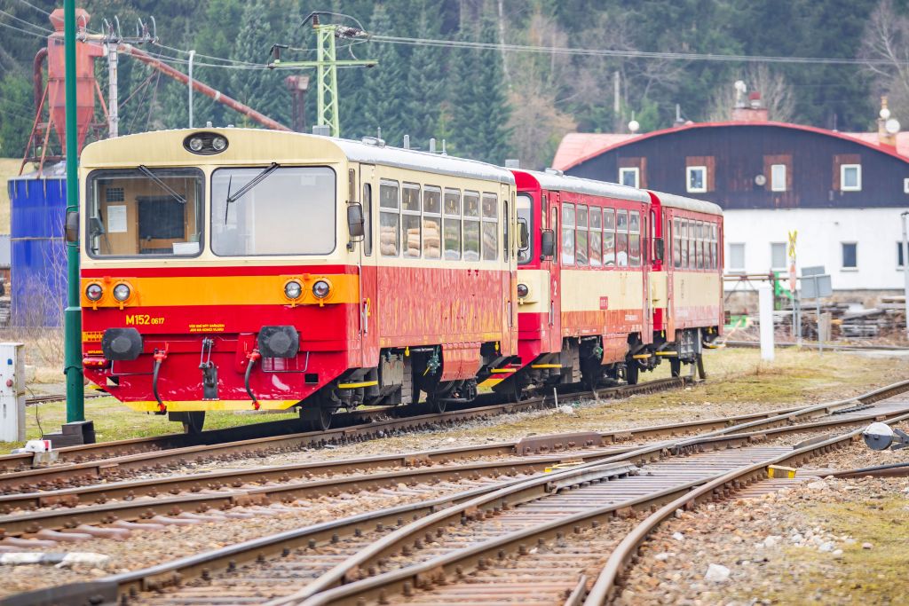 Powrót do przeszłości na torach. Letnie kursy historycznych motoraków w Karkonosze