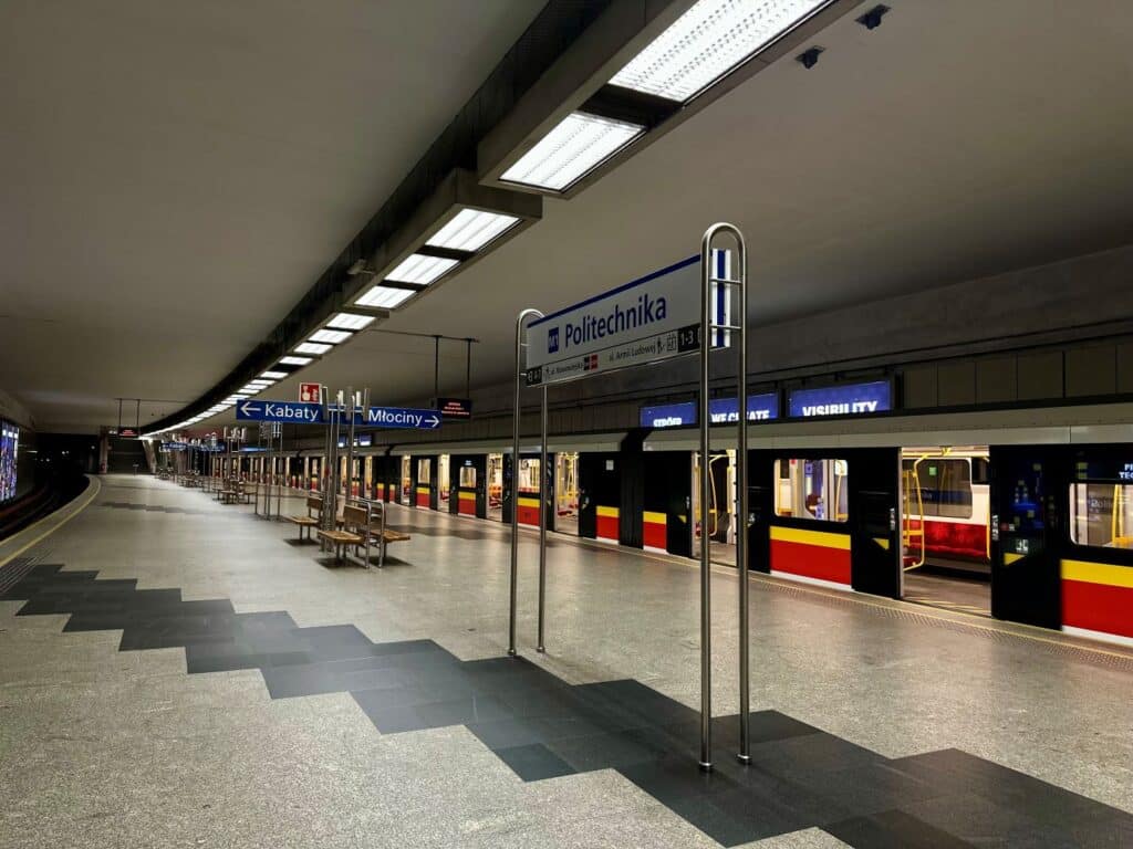 Pociągi metra linii M1 wracają na trasę Kabaty – Młociny. Stacja Racławicka nadal zamknięta foto: UM Warszawa
