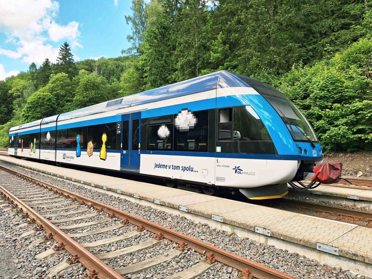 Inforail - Kolorowy Stadler przez cały czas kursuje w Jesionikach. Letnia atrakcja na torach