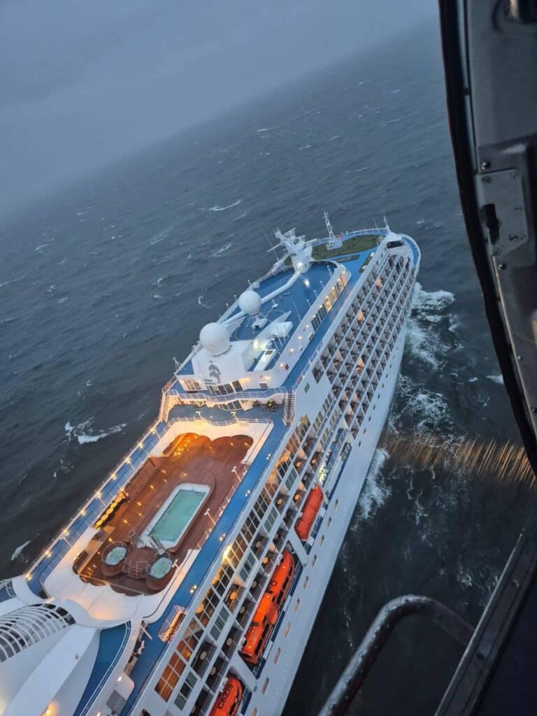 Pasażer wycieczkowca Seven Seas Navigator potrzebował pomocy. Udana akcja SAR z udziałem śmigłowca foto: SAR