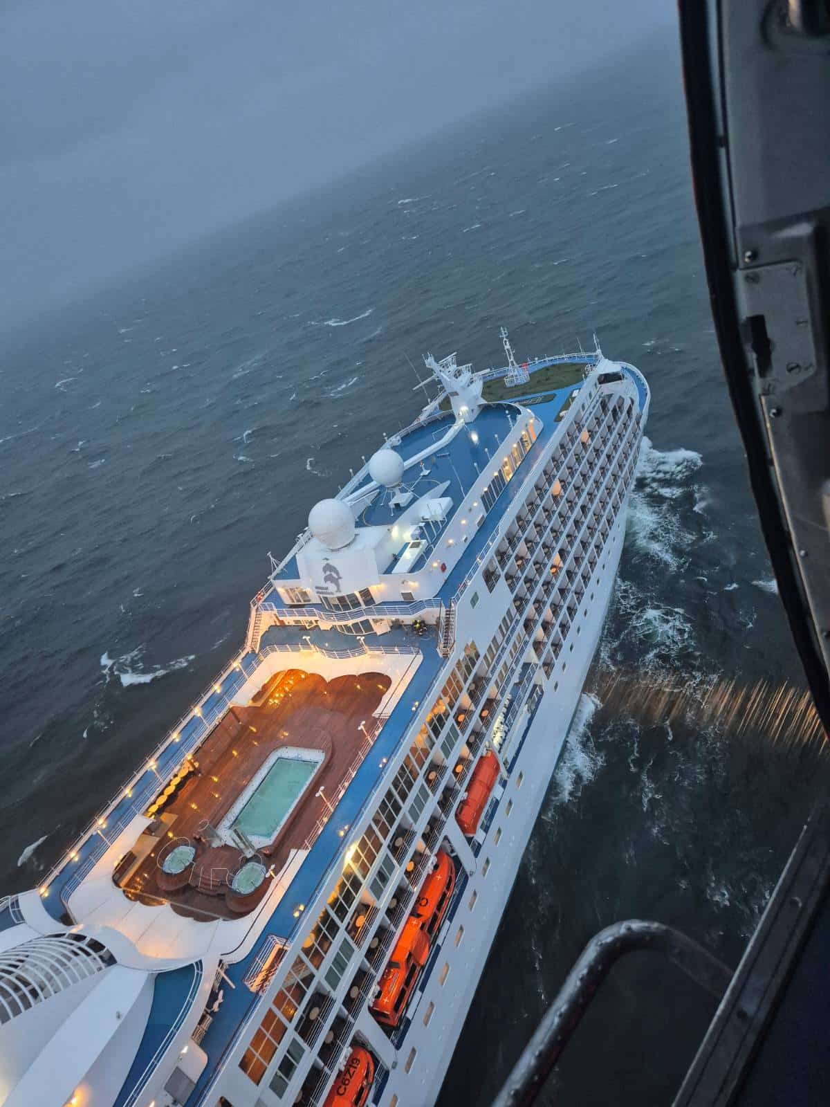 Infoship - Pasażer wycieczkowca Seven Seas Navigator potrzebował pomocy. Udana akcja SAR z udziałem śmigłowca