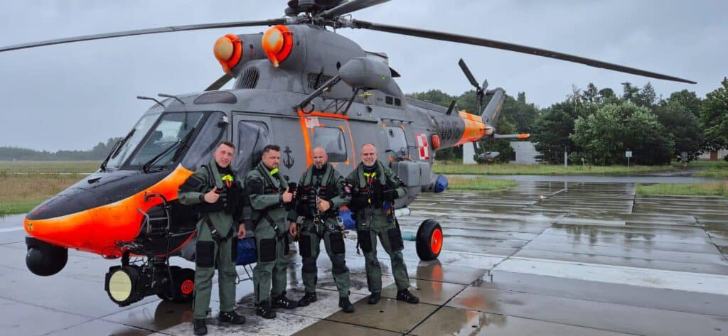 Pasażer wycieczkowca Seven Seas Navigator potrzebował pomocy. Udana akcja SAR z udziałem śmigłowca foto: SAR
