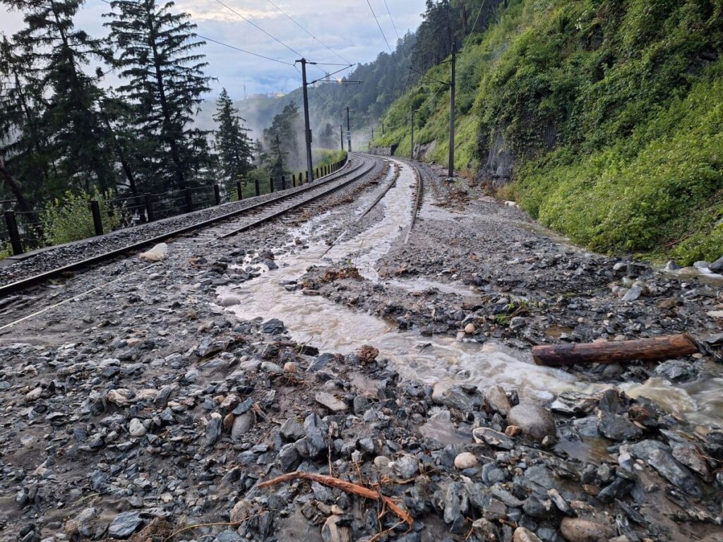 Obsunięcia ziemi paraliżują ruch kolejowy w Tyrolu. Trasa Innsbruck – Steinach zamknięta foto: OBB
