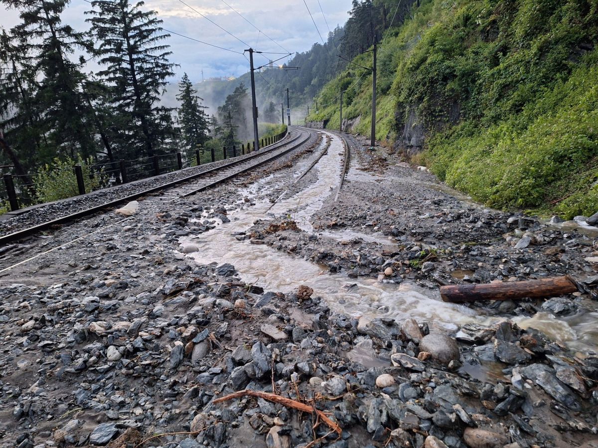 Inforail - Obsunięcia ziemi paraliżują ruch kolejowy w Tyrolu. Trasa Innsbruck – Steinach zamknięta