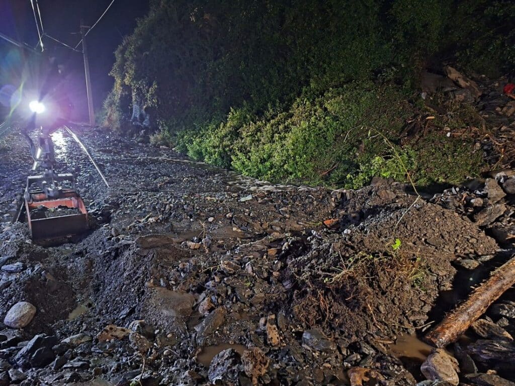 Obsunięcia ziemi paraliżują ruch kolejowy w Tyrolu. Trasa Innsbruck – Steinach zamknięta foto: OBB