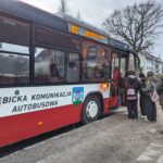 Nowa umowa na świadczenie usług w ramach Ziębickiej Komunikacji Autobusowej obowiązuje od 1 sierpnia 2025 r. do 31 marca 2028 r.,