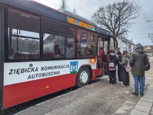 Nowa umowa na świadczenie usług w ramach Ziębickiej Komunikacji Autobusowej obowiązuje od 1 sierpnia 2025 r. do 31 marca 2028 r.,