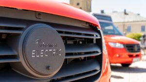 Trzy elektryczne autobusy już w SPGK Sanok. Automet dostarcza elektrobusy dla rodzinnego miasta / fot. UM Sanok