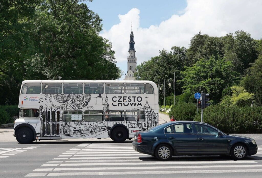 Częstochowa: W wakacyjne weekendy na trasę ponownie wyjedzie autobusowa linia turystyczna 034, obsługiwana przez piętrowy autobus, który kiedyś jeździł po Londynie / fot. UM Częstochowa