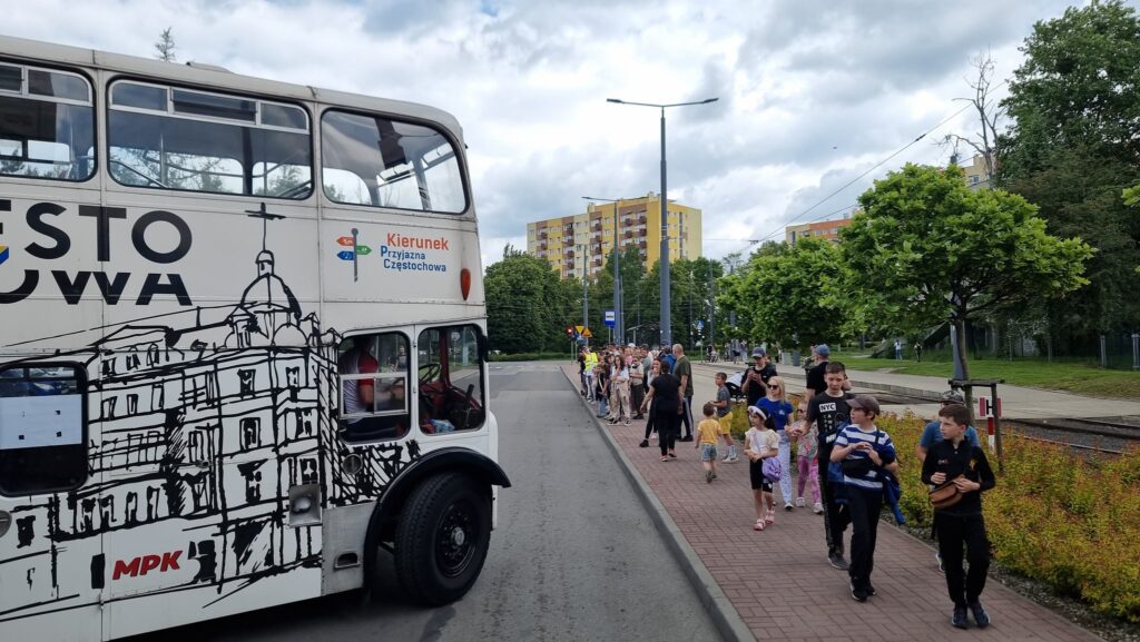 Częstochowa: W wakacyjne weekendy na trasę ponownie wyjedzie autobusowa linia turystyczna 034, obsługiwana przez piętrowy autobus, który kiedyś jeździł po Londynie.