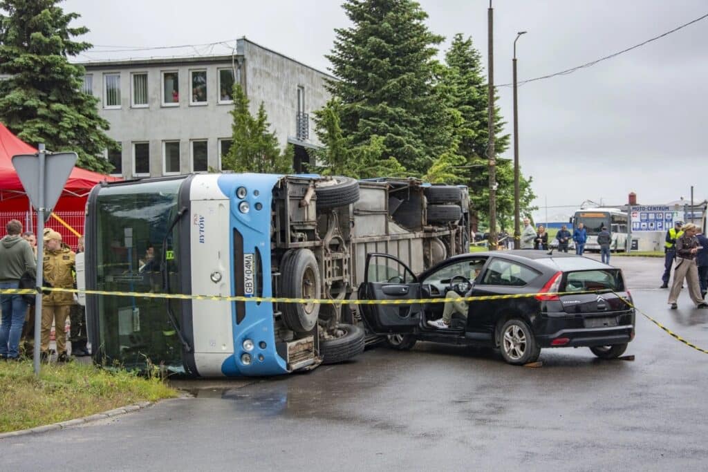Ćwiczenia strażaków PKS Bytów: Sprawna akcja z trudnym scenariuszem / fot. Powiat Bytowski