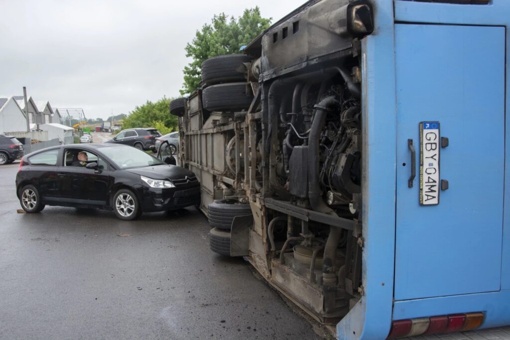 Ćwiczenia strażaków PKS Bytów: Sprawna akcja z trudnym scenariuszem