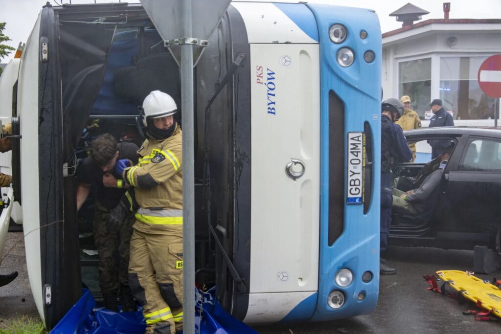 Kryzys kontrolowany. Służby ćwiczyły w PKS Bytów scenariusz przewróconego autobusu