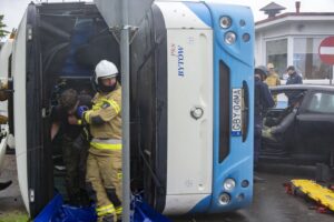 Ćwiczenia strażaków PKS Bytów: Sprawna akcja z trudnym scenariuszem
