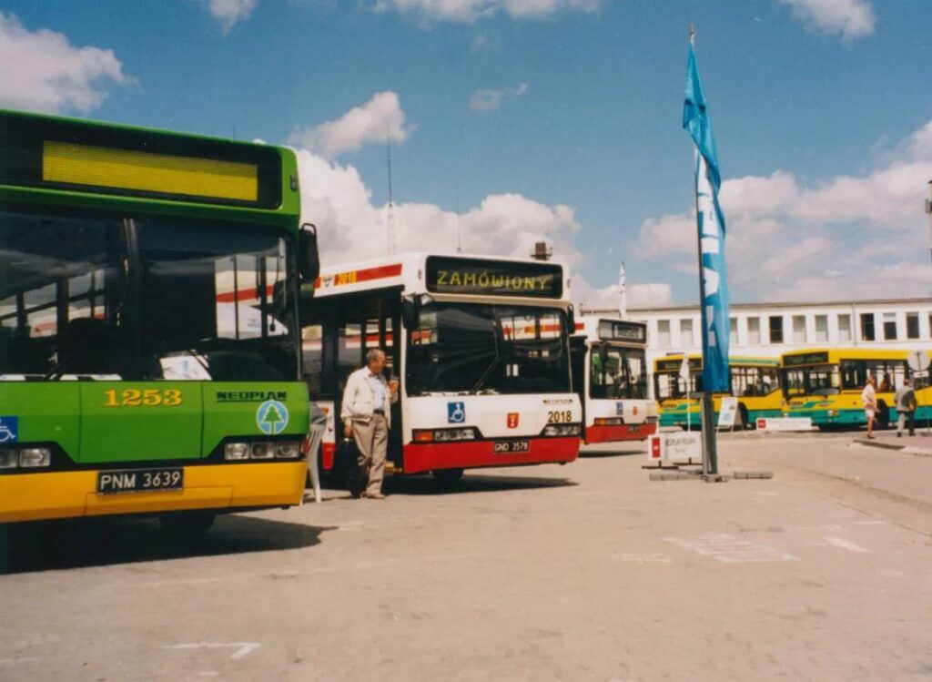 Jedno z pierwszych zdjęć Neoplanów wyprodukowanych w Bolechowie pod Poznaniem – w tym także egzemplarzy przeznaczonych dla Gdańska. Widoczny na fotografii autobus o numerze taborowym 2018 to krótszy, 12-metrowy model N4016, który kursował w Gdańsku do 2014 roku. Był częścią pierwszej serii pojazdów klimatyzowanych, które zapoczątkowały nowy standard w gdańskim transporcie publicznym.